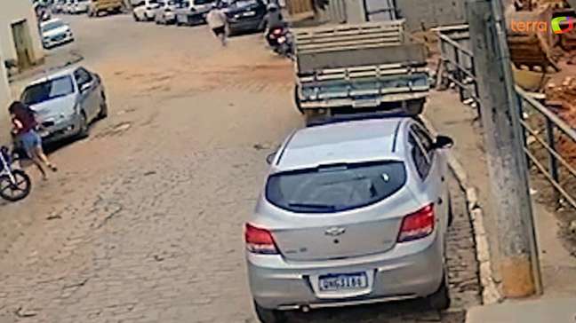 Homem é baleado à luz do dia em MG; câmeras registram a ação