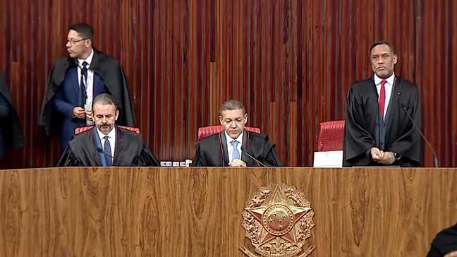 Ministros do TSE não citam carta de Flávio em sessão um dia após senador se manifestar dos EUA