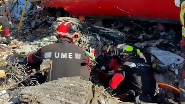 Militares fazem buscas em destroços após colisão de trens na Espanha; número de mortos sobe para 69