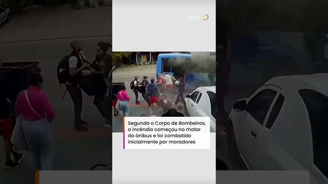 Passageiros quebram janelas e pulam de ônibus após princípio de incêndio em SC #shorts