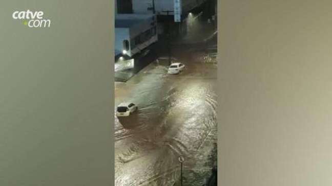 Cascavel: vídeo mostra alagamento na Rua São Paulo durante chuva