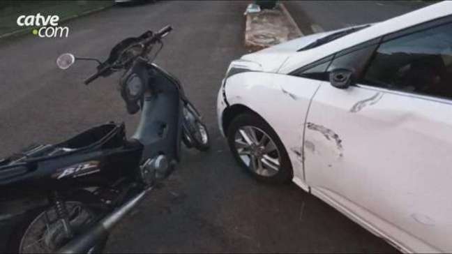 Mulher fica ferida em acidente entre carro e moto em Toledo
