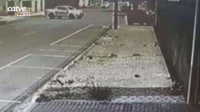 Imagens mostram momento em que carro bate em muro no Centro de Cascavel