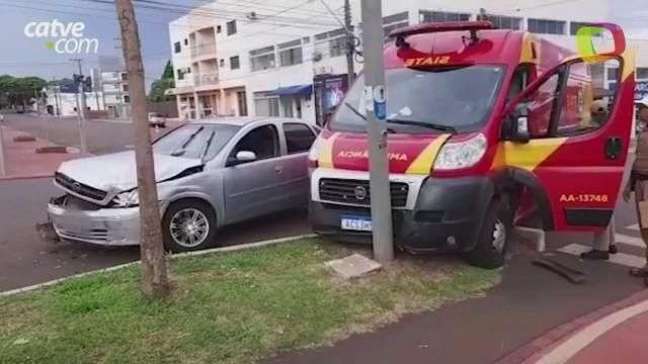 Durante deslocamento para atender vítima, ambulância de envolve em acidente em Cascavel