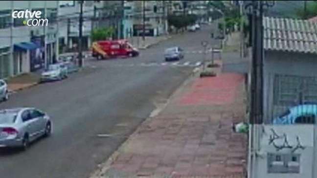 Câmera flagra acidente entre carro e ambulância no Bairro São Cristóvão em Cascavel