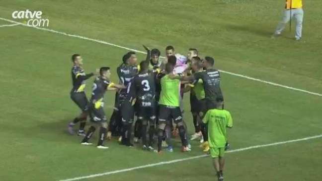 FC Cascavel sofre, mas vence o União na 2ª rodada do Paranaense