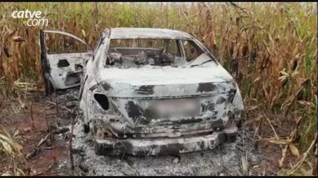 Carro encontrado com corpo na área rural ficou completamente destruído
