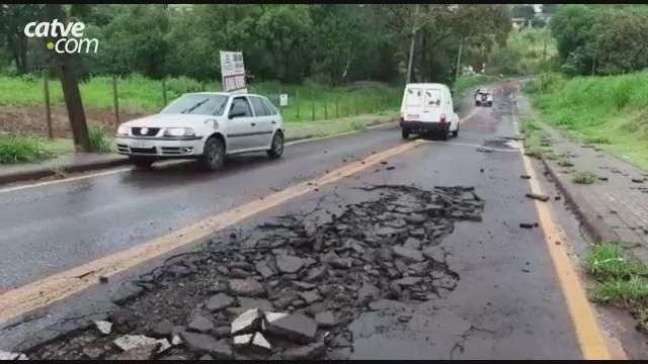 Chuva arranca asfalto e interdita parcialmente rua Indira Gandhi na região do Fórum, em Cascavel