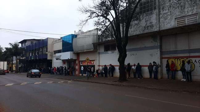 Estrangeiros fazem grande fila para regularizar documentos na Delegacia da PF de Cascavel
