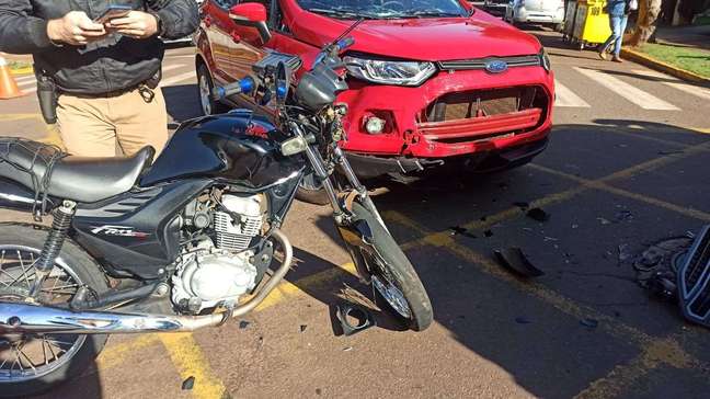 Motociclista fica ferido em acidente de trânsito no Centro de Toledo
