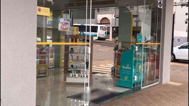 Funcionários e clientes são feitos reféns em assalto a farmácia no Centro