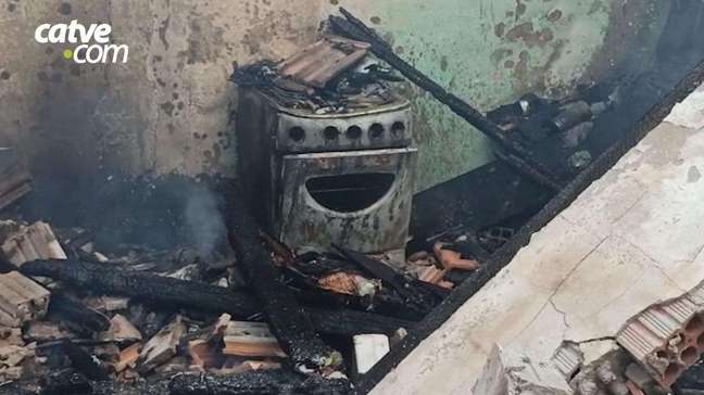 Casa fica totalmente destruída em incêndio na Vila Boa Esperança em Toledo
