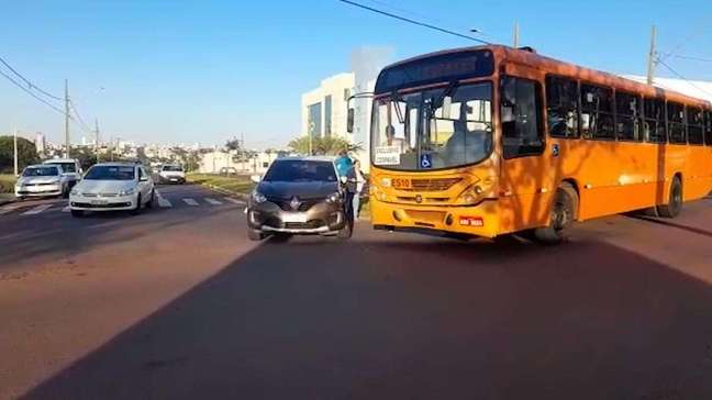 Carro e ônibus se envolvem em acidente no bairro Santo Inácio em Cascavel
