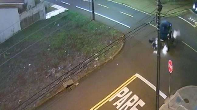 VÍDEO: Após batida, motorista manobra e foge do local do acidente no Universitário
