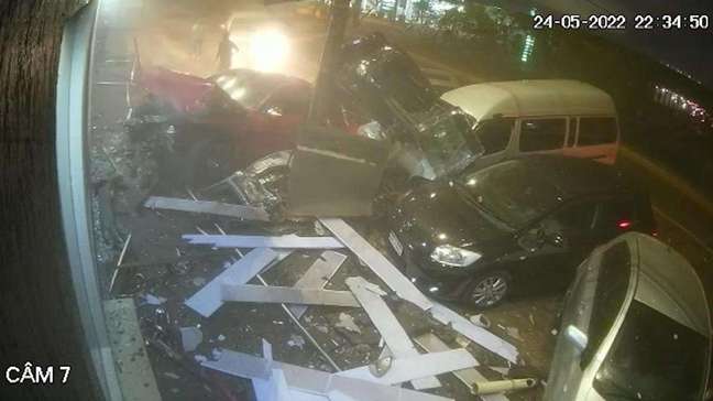 Câmera flagra grave acidente de trânsito durante 'racha' de automóveis no Paraguai