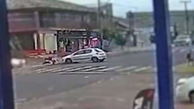 VÍDEO: câmera de segurança flagra acidente na rua Adoniran Barbosa

