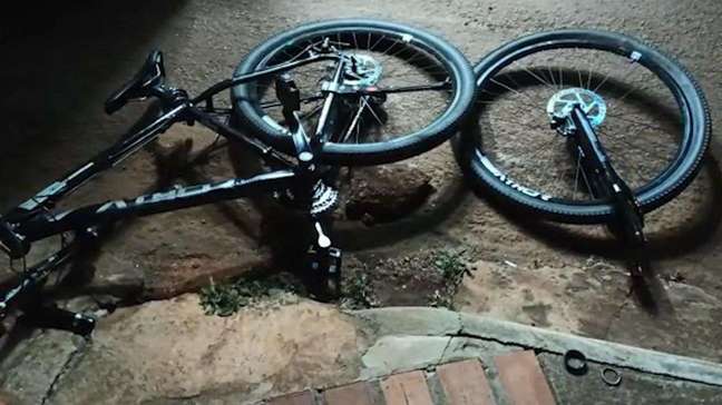 Bicicleta de adolescente se parte ao bater contra moto em Toledo