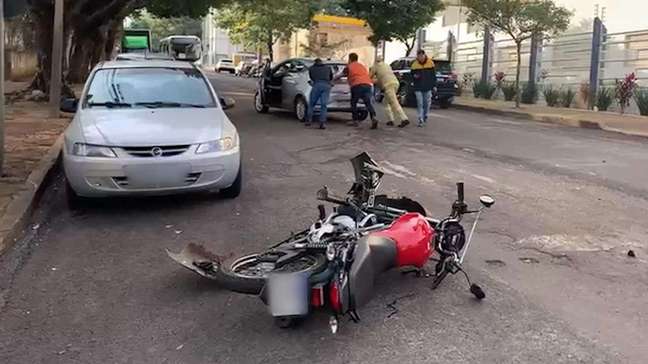 Batida entre carro e moto deixa vítima ferida no Centro de Cascavel
