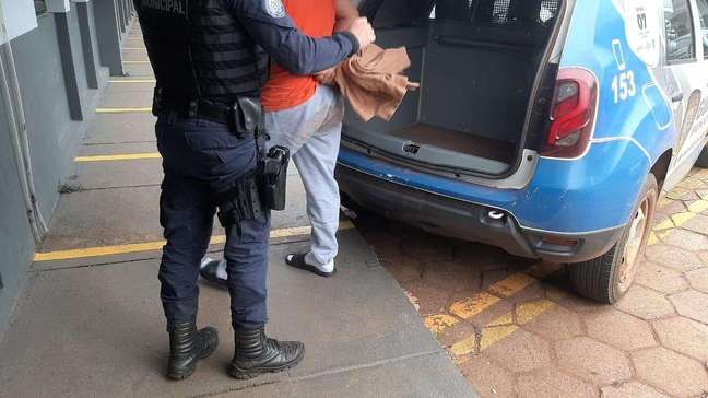 Homem com mandado de prisão por atraso de pensão alimentícia é detido em Cascavel
