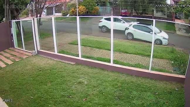 Câmera flagra carro batendo em veículo estacionando no Santa Cruz em Cascavel