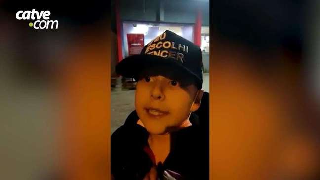 VÍDEO: criança com câncer agradece policial após ser escoltada e chegar a tempo para cirurgia, em Curitiba