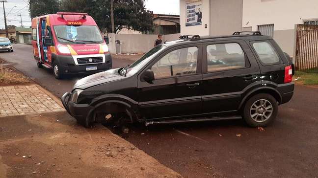 Motorista sofre mal súbito e bate em meio-fio no bairro Universitário em Cascavel