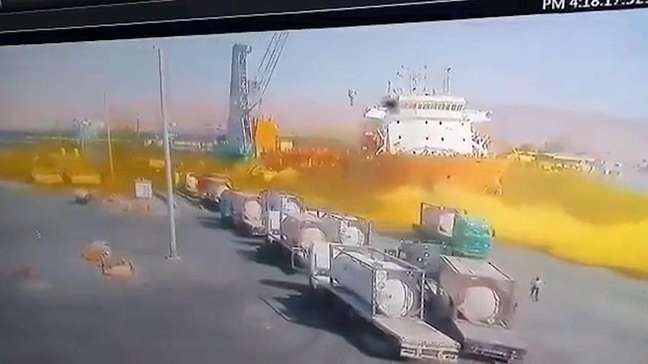 Vazamento de gás tóxico forma nuvem amarela e mata 12 pessoas em porto da Jordânia