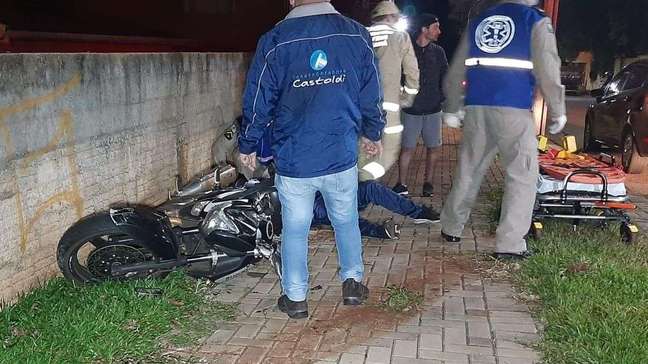Motociclista sofre queda ao ser fechado por caminhão na Rua Manoel Ribas
