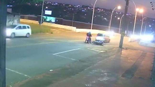 VÍDEO: batida entre duas motocicletas deixa mulher ferida em Cascavel