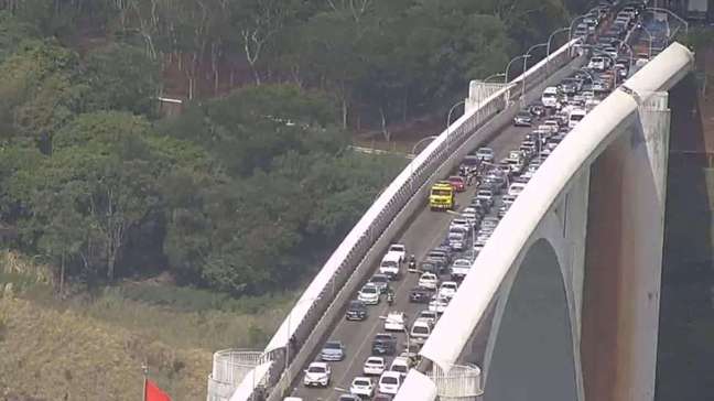 Mototaxistas realizam protesto e bloqueiam Ponte da Amizade