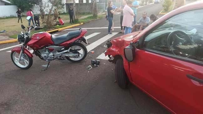 Motociclista fica ferido em forte batida entre carro e moto em Toledo