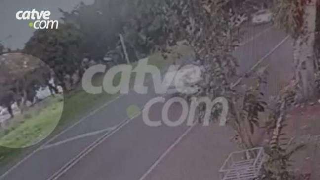 Trem arrasta carro no Paraná; veja vídeo