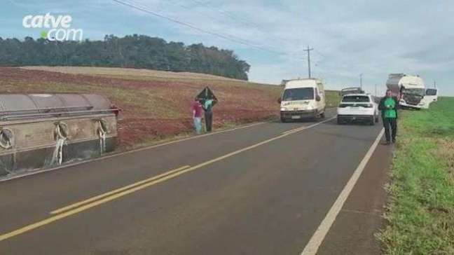 Caminhão tomba e tem vazamento de leite após batida no Paraná