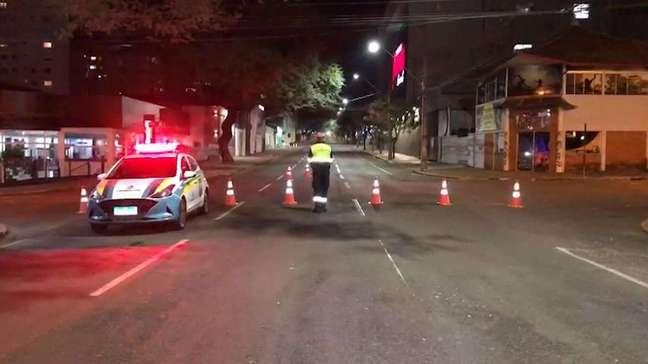 Obras para instalação de radar interdita parte da rua Paraná em Cascavel