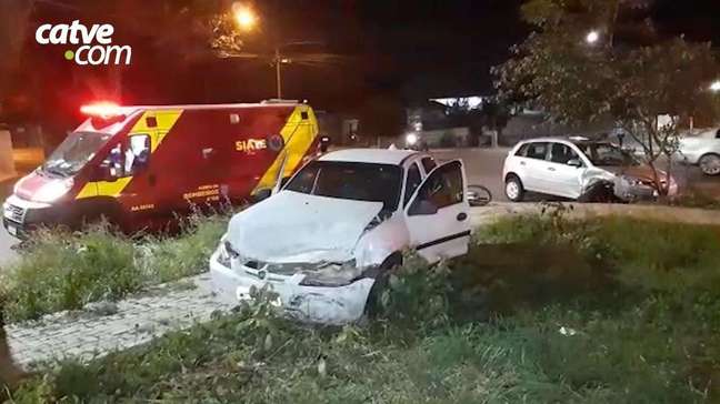 Três pessoas ficam feridas após forte batida entre carros no Santo Onofre em Cascavel