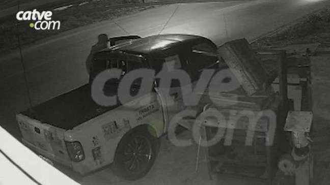 Vídeo: criminosos danificam carro em Cascavel