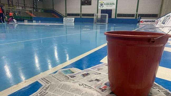 Goteiras no Ginásio da Neva fazem Cascavel Futsal cancelar treino neste domingo (7)