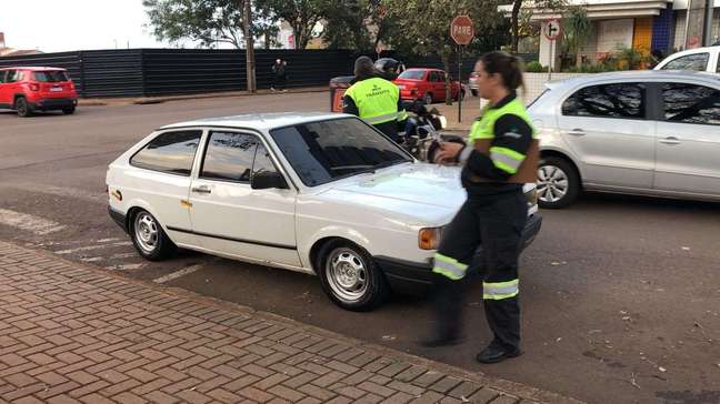 Adolescente é abordado com carro em condições irregulares no Centro de Cascavel