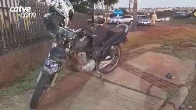Batida entre carro e moto deixa homem ferido no bairro Santa Felicidade
