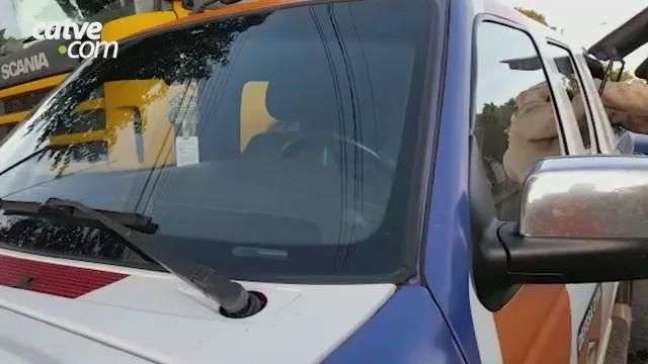 IMPRESSIONANTE: homem estaciona caminhão e quando volta encontra enxame de abelhas no veículo