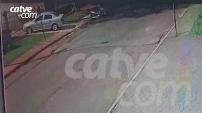Veja: carro anda sobre a calçada e bate em veículo estacionado no bairro Alto Algre