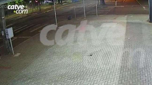 Veja momento que carro cruza a Avenida Brasil e é atingido por dois veículos