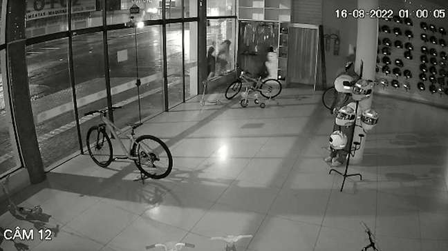 VÍDEO: ladrões invadem e furtam bicicletaria em Foz do Iguaçu