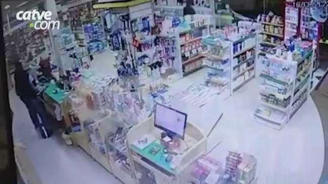 Após roubar açougue, criminoso invade farmácia na Vila Pioneiro em Toledo
