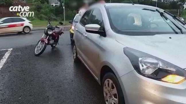Batida entre carro e moto deixa jovem de 22 anos ferido no Bairro Pacaembu em Cascavel
