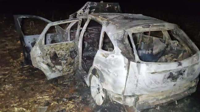 Carro é completamente destruído por incêndio em Cascavel 