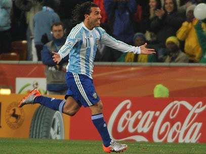 Tévez corre para comemorar após marcar belo gol em chute forte de
fora da área contra o México. Foto: AFP